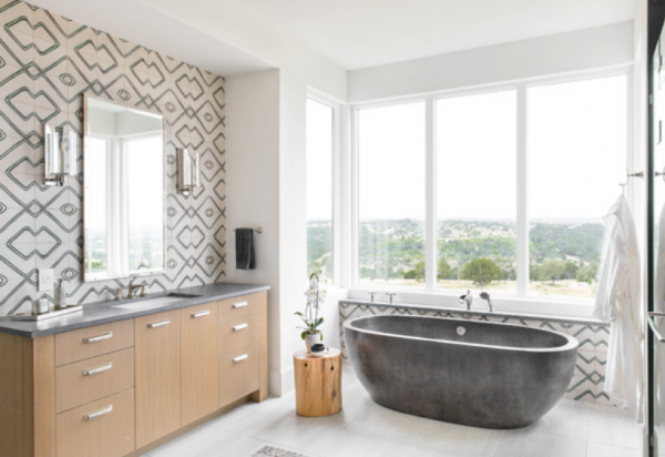 Kamar mandi dengan tata letak asimetris dan permainan pola geometris